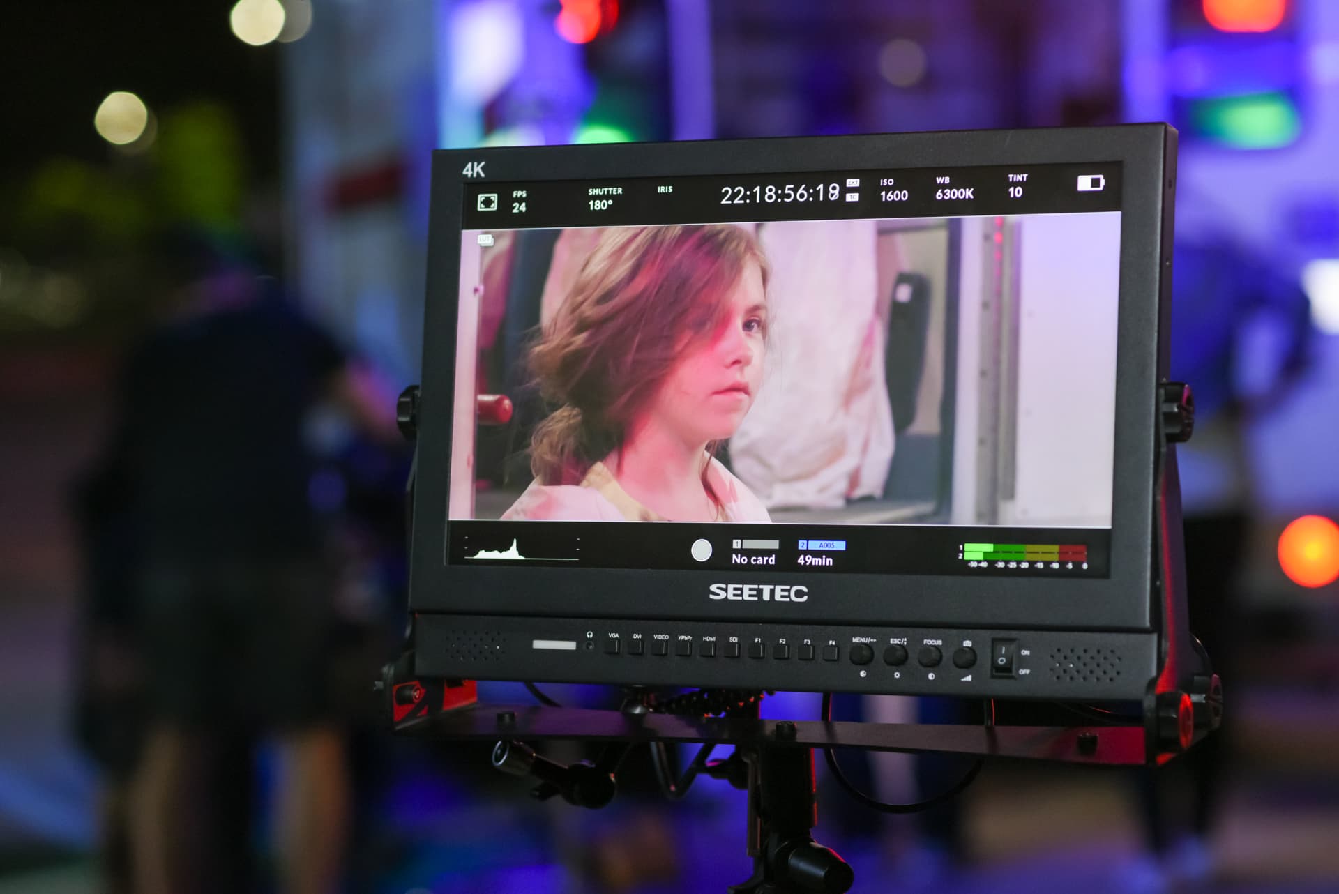 Mister Gates behind the scenes — Monitor check on set