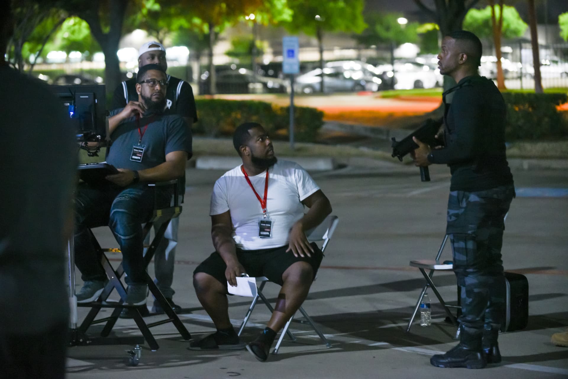 Mister Gates behind the scenes — Night exterior block, video village